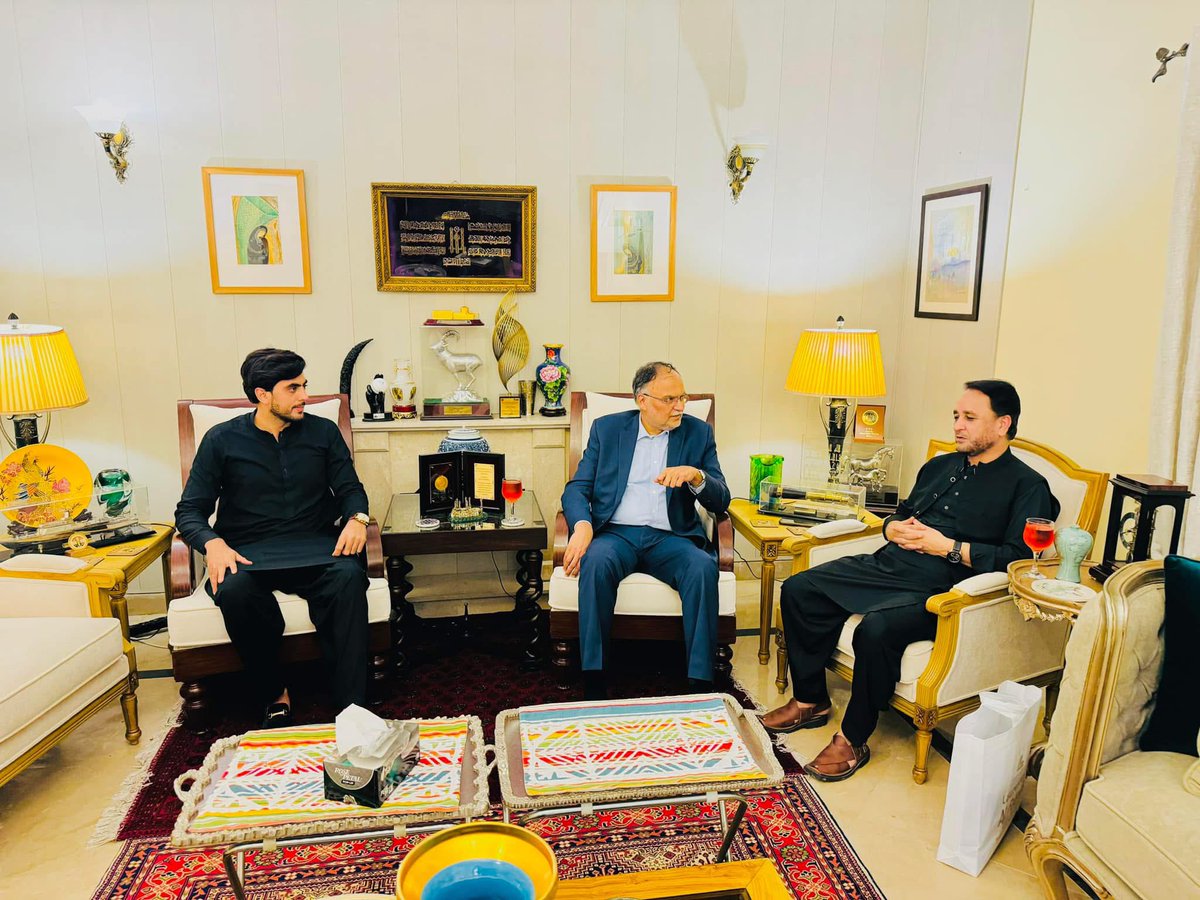 یہ صرف ایک ملاقات نہیں تھی، یہ ویژن، قیادت اور پاکستان کے مستقبل پر مکالمہ تھا۔”

آج مجھے موقع ملا کہ میں
•وفاقی وزیر احسن اقبال صاحب
•اور سابق وزیراعلی گلگت بلتستان صوبائی صدر گلگت بلتستان حافظ حفیظ الرحمان صاحب 
کے ساتھ وقت گزاروں، اُن سے سیکھوں اور پاکستان کی ترقی پر تبادلہ