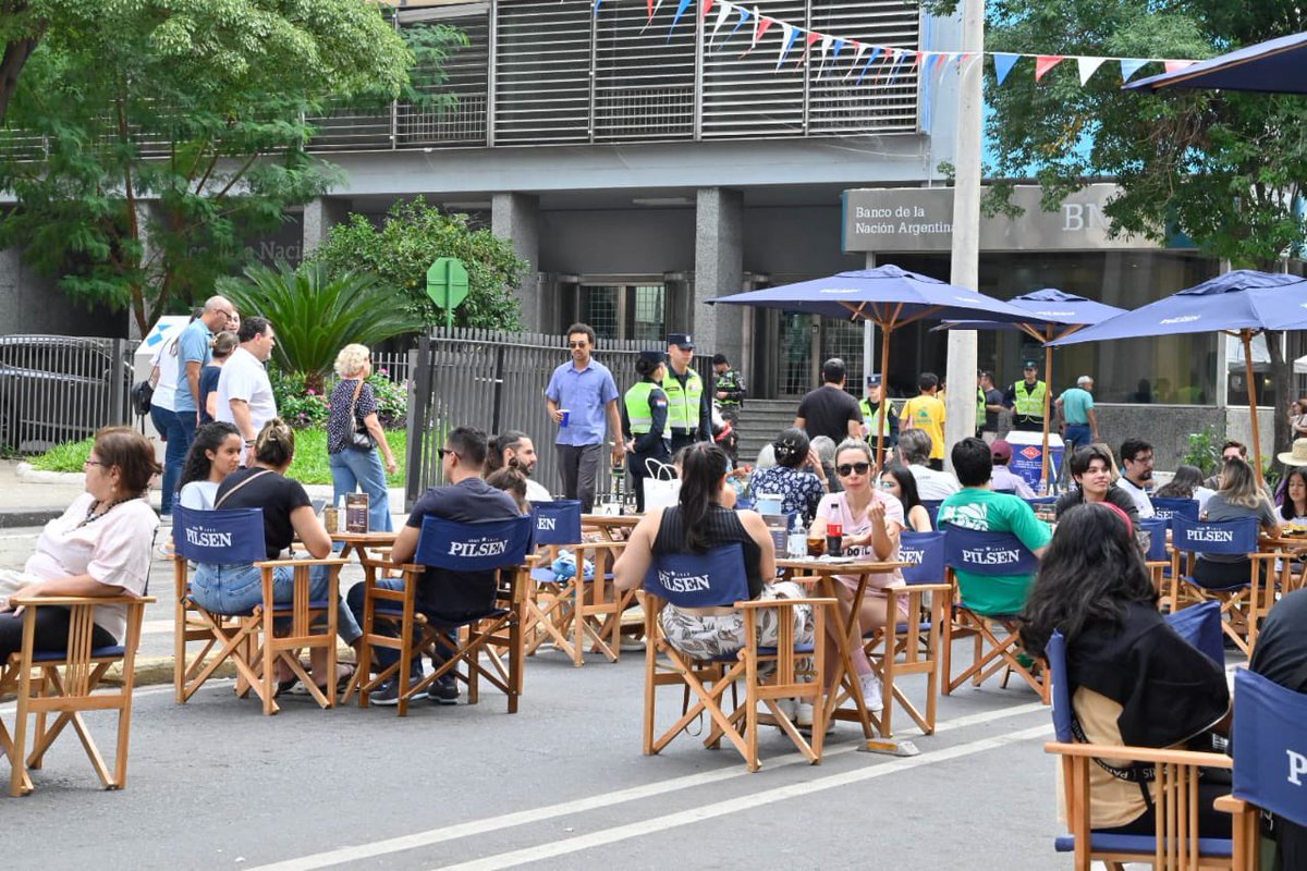 ¡Qué hermosa tarde estamos viviendo en esta primera edición de Palmear 2025!

Colores, sonrisas y mucha energía recorren la feria.
Y esto recién empieza…

A las 20:00 h se viene el gran concierto de Néstor Lo y los Caminantes.