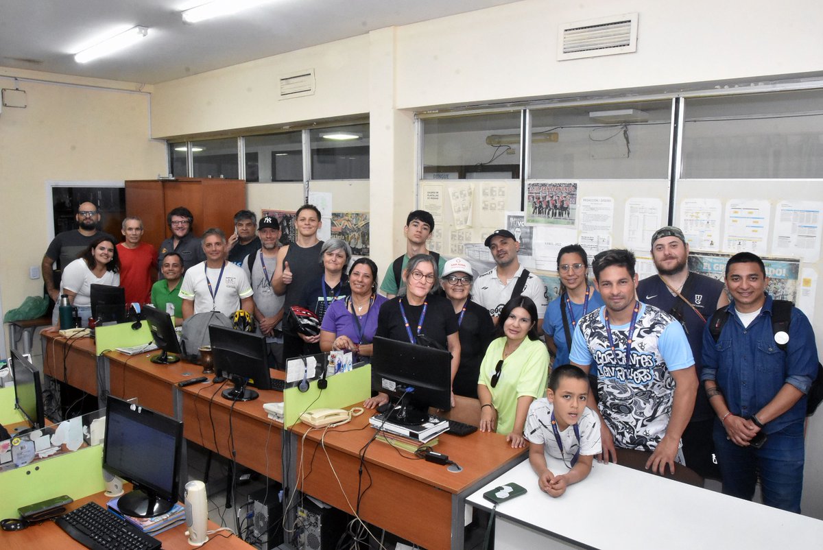 Recibimos una linda visita hoy en NORTE 📰

En el Día Internacional de la Libertad de Prensa, vinieron a conocer nuestro trabajo y redacción los participantes del #SubiteALaBici 🚴‍♀️🚴‍♂️

Un placer recibirlos, escucharlos y responder a todas sus inquietudes