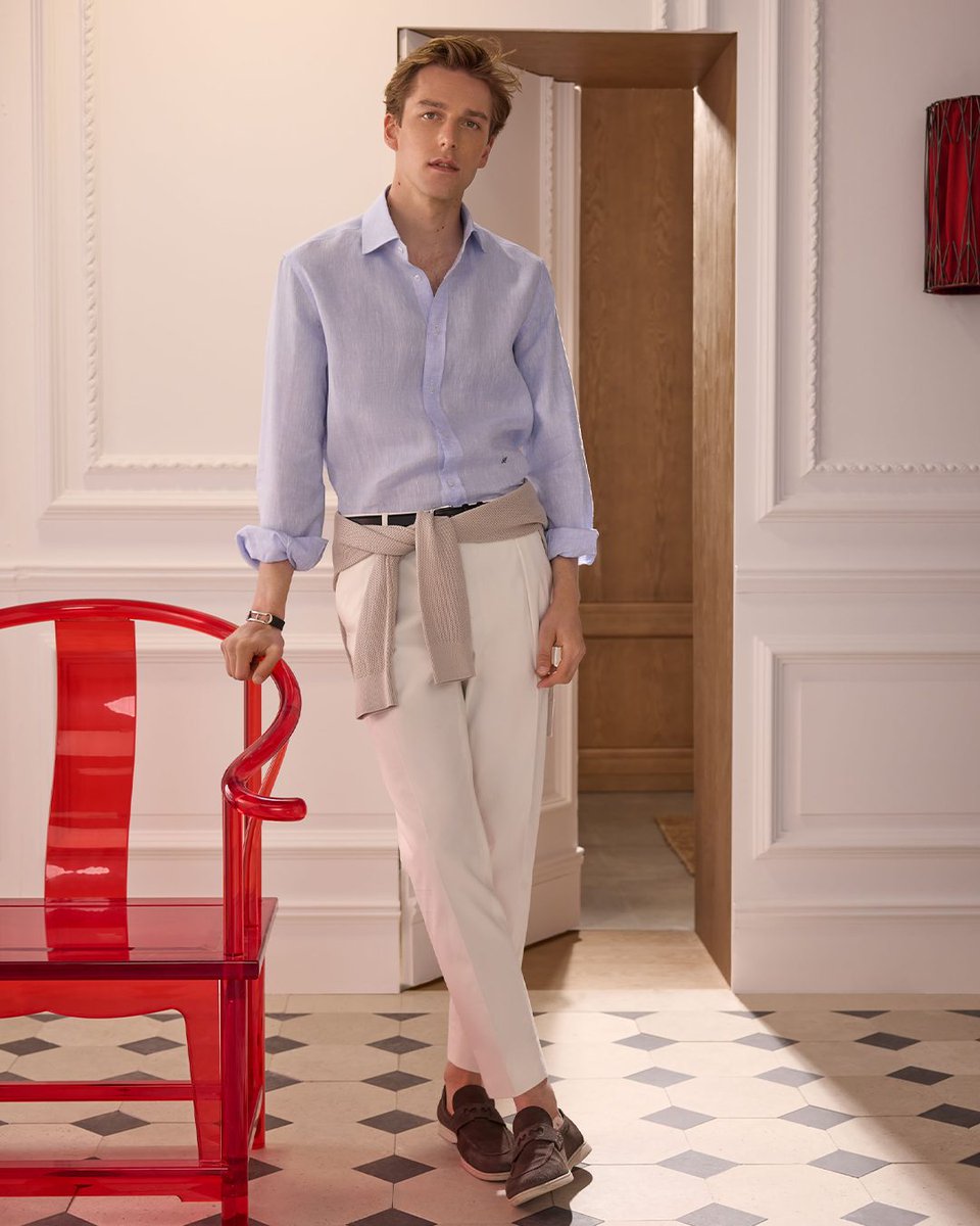 #CHInitialsInsignia, a soft touch of timeless elegance in Mom's bucket list. Brighten her day with a gift made with love in our Leather Atelier.
#CHInsignia #CHCarolinaHerrera