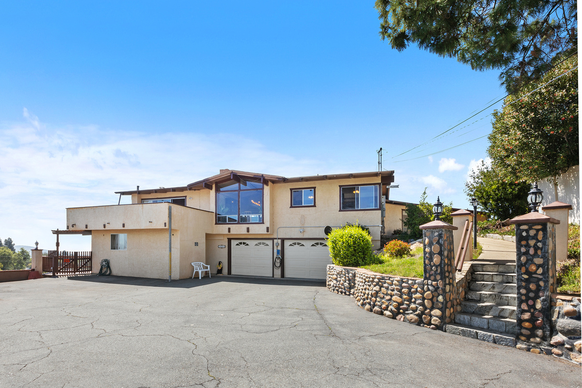 Joyce_RBoyd's tweet image. COULD BE YOUR LAST CHANCE  🎈
OPEN HOUSE . MT. HELIX 
ASKING $1,950,000
SUNDAY 5/4/25  12pm-3pm
4816 Redondo Dr. La Mesa
tours.previewfirst.com/ml/150409 #C21Affiliated #helpfulrealtor #ADU #familyhome
Joyce R. Boyd
Broker Associate
 619-884-5018
DRE #00759975
Century 21 Affiliated