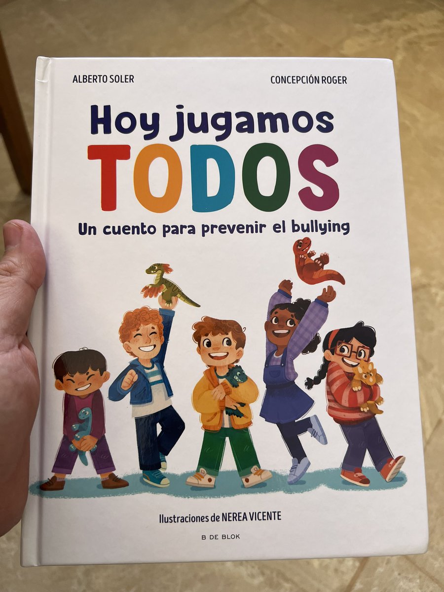 Ayer, día contra el #Bullying, llega a mis manos este tesoro de mi apreciado <a href="/asolers/">Alberto Soler</a> y de <a href="/kontxin/">kontxin</a>. Con ilustraciones de <a href="/Nereviza/">Nereviza™</a> (lo que más me gustó es que hizo el velociraptor real, no el de Jurassic Park).

#HoyJugamosTodos, una obra que todo peque debería leer.