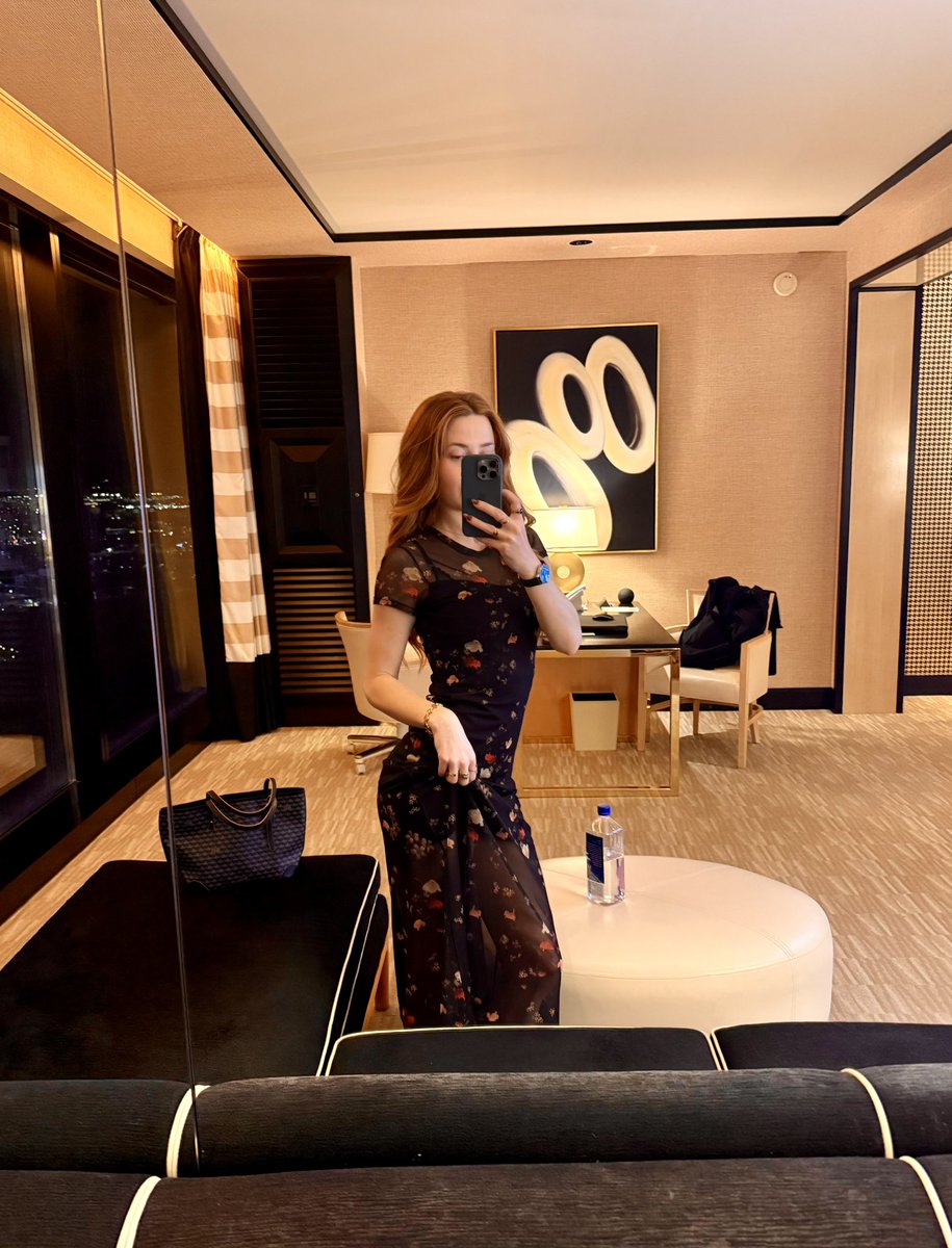 A room with a view 🙌 Cheers to fabulous overnight in Vegas!