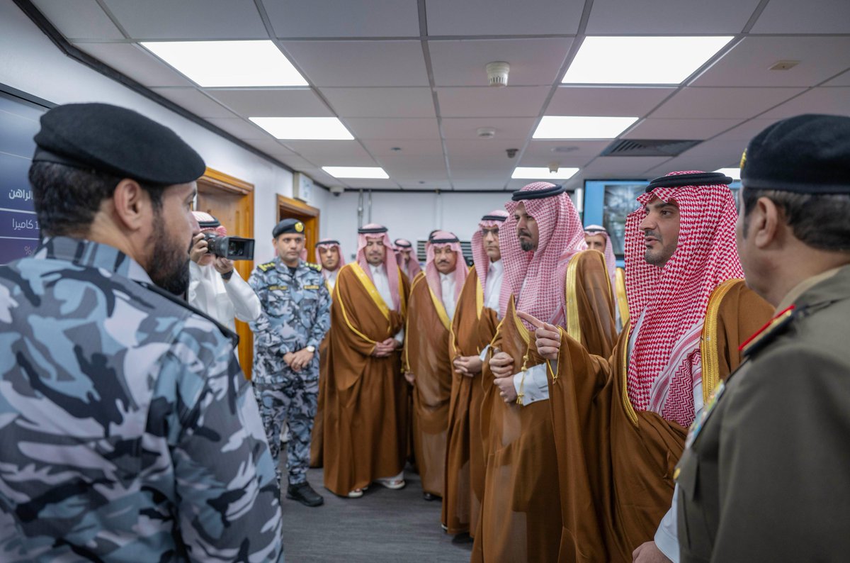 AbdulazizSNA's tweet image. زرت وأخي صاحب السمو الملكي الأمير سلمان بن سلطان بن عبدالعزيز أمير منطقة المدينة المنورة مركز عمليات المسجد النبوي الشريف، وسرني مارأيته من تجهيزات تقنية، وإمكانات متطورة، لتحقيق أمن وراحة قاصدي المسجد النبوي الشريف، داعياً الله أن يوفقنا جميعاً لتحقيق تطلعات القيادة أيدها…
