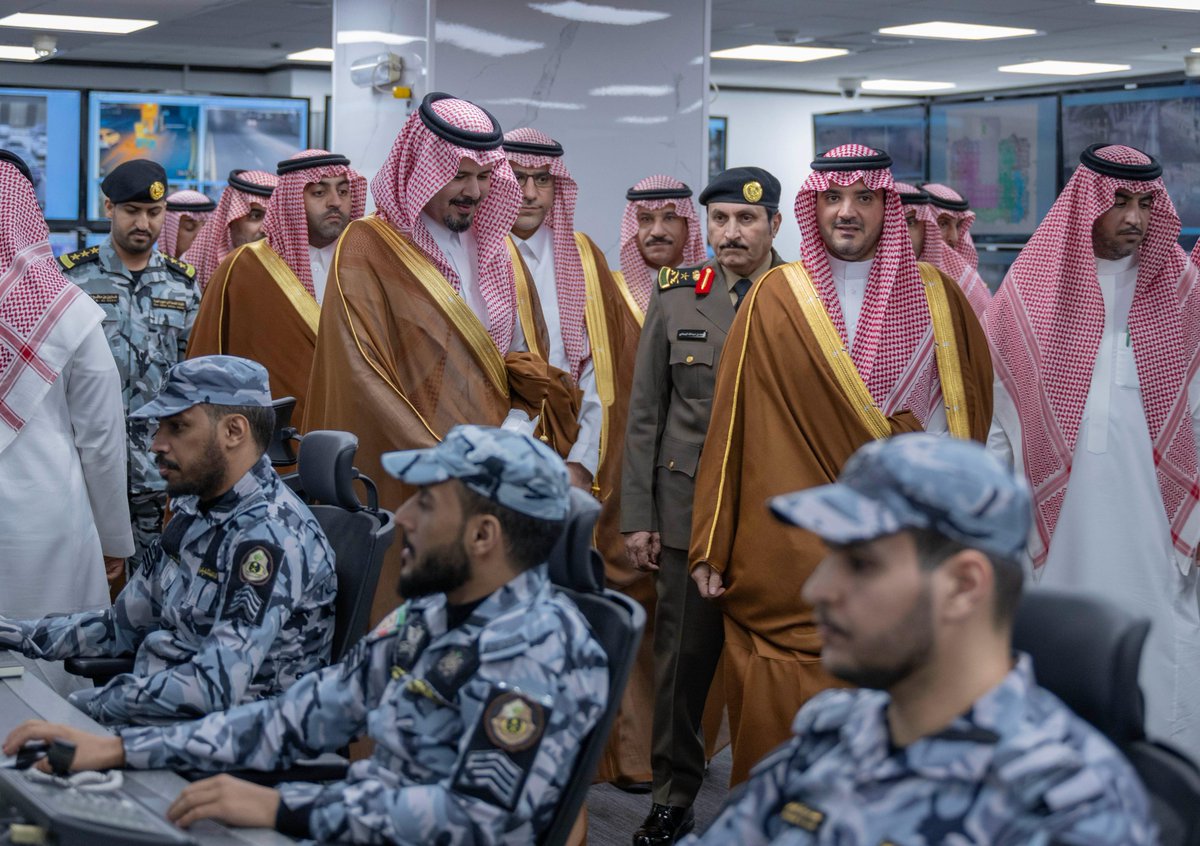 AbdulazizSNA's tweet image. زرت وأخي صاحب السمو الملكي الأمير سلمان بن سلطان بن عبدالعزيز أمير منطقة المدينة المنورة مركز عمليات المسجد النبوي الشريف، وسرني مارأيته من تجهيزات تقنية، وإمكانات متطورة، لتحقيق أمن وراحة قاصدي المسجد النبوي الشريف، داعياً الله أن يوفقنا جميعاً لتحقيق تطلعات القيادة أيدها…