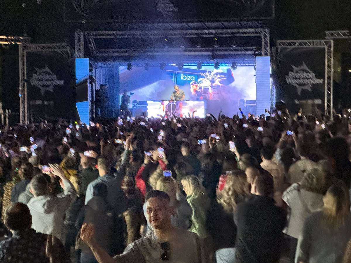 CllrMelClose's tweet image. Just home from Preston Weekender- what a fabulous event with the legend Pete Tong. The Flag Market was packed with people having a great time and dancing ! @PRWeekender @BIDPreston @prestoncouncil