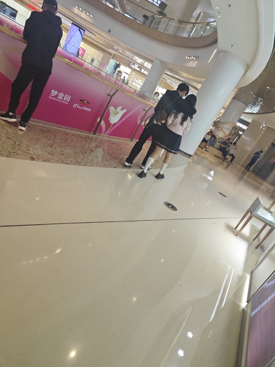 昨天上班间隙偷拍了一张这个小姐姐的穿搭，很喜欢，可惜我只有她这样的袜子，没有衣服。