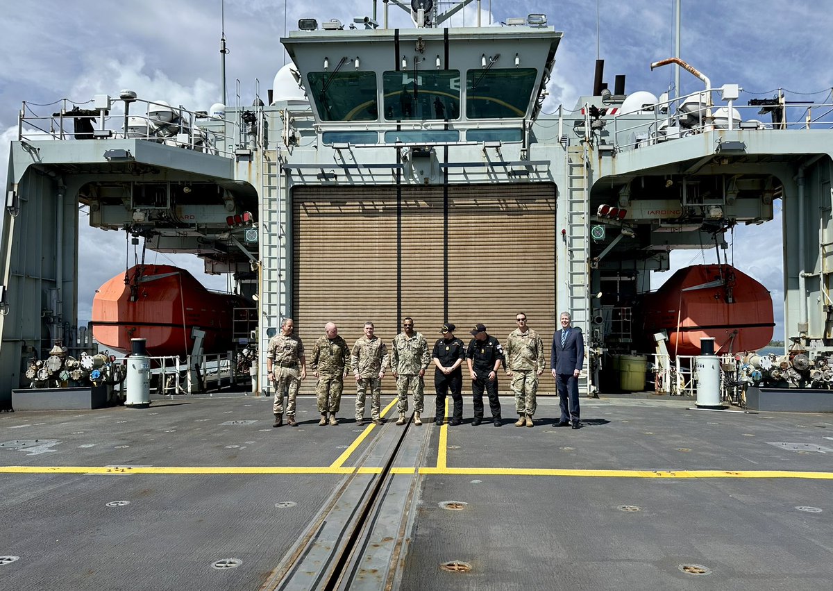 Strong Allied partnership in the Caribbean: 
#SOUTHCOM Commander Adm. Alvin Holsey &amp; Commander Canadian Joint Operations Command LGen Steve Boivin met onboard <a href="/RoyalCanNavy/">Royal Canadian Navy</a>’s HMCS Margaret Brooke in Puerto Rico yesterday &amp; discussed collaborative efforts with other allies &amp;
