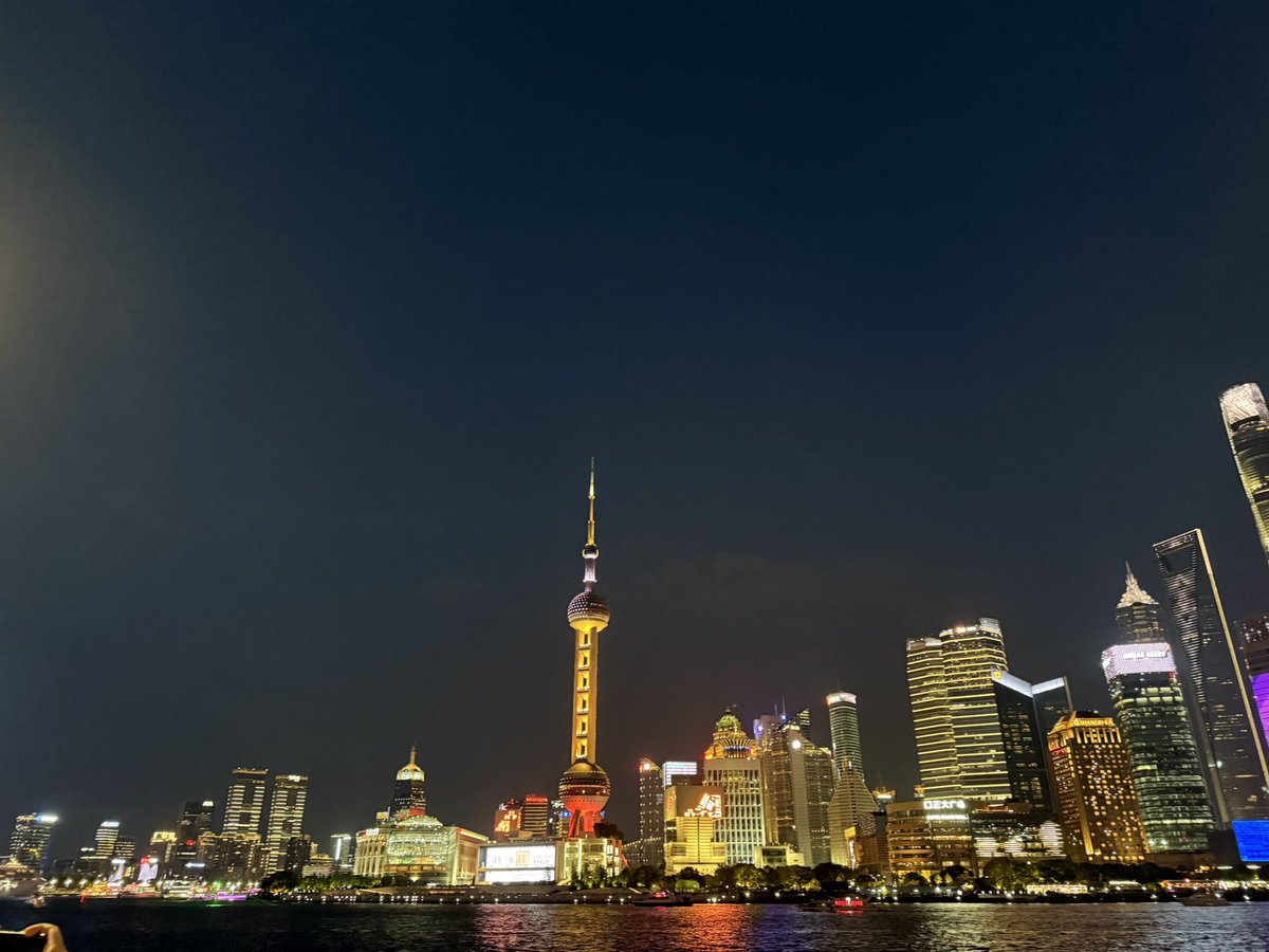 Bến Thượng Hải, The Bund…
Đi dạo dọc bến Thượng Hải về đêm, đặc biệt ở khu vực tài chính, mình cảm thấy nơi đây như một bản sao của Manhattan, New York. 
Với những toà nhà chọc trời vs skyline dọc bờ sông…

Lần đầu đến New York, mình đã cảm nhận