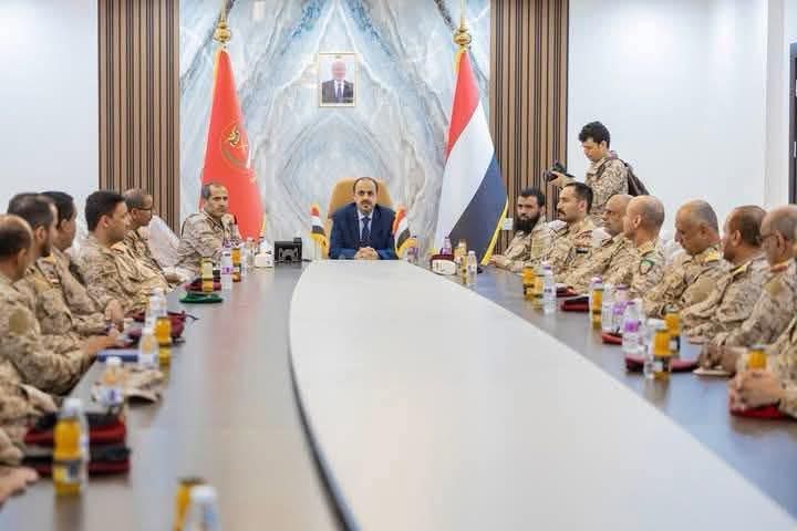 وزير الدفاع يزور المملاحه يشوف الملح 
ووزير شاهيناز يجتمع بالجيش اليمني 
رقاصه وبترقص