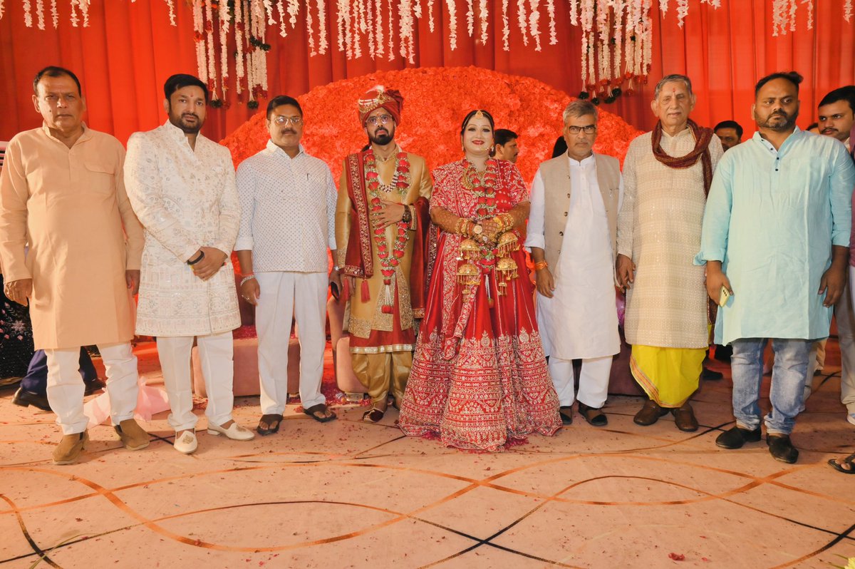 29 अप्रैल को वाराणसी स्थित ताज होटल में आयोजित मेरी छोटी बहन के विवाह समारोह में अपनी गरिमामयी उपस्थिति से आयोजन की शोभा बढ़ाने हेतु जहानाबाद के पूर्व सांसद एवं ज्ञान भारती आवासीय परिसर के संस्थापक आदरणीय श्री अरुण कुमार जी को सादर नमन एवं हृदय से अशेष धन्यवाद!