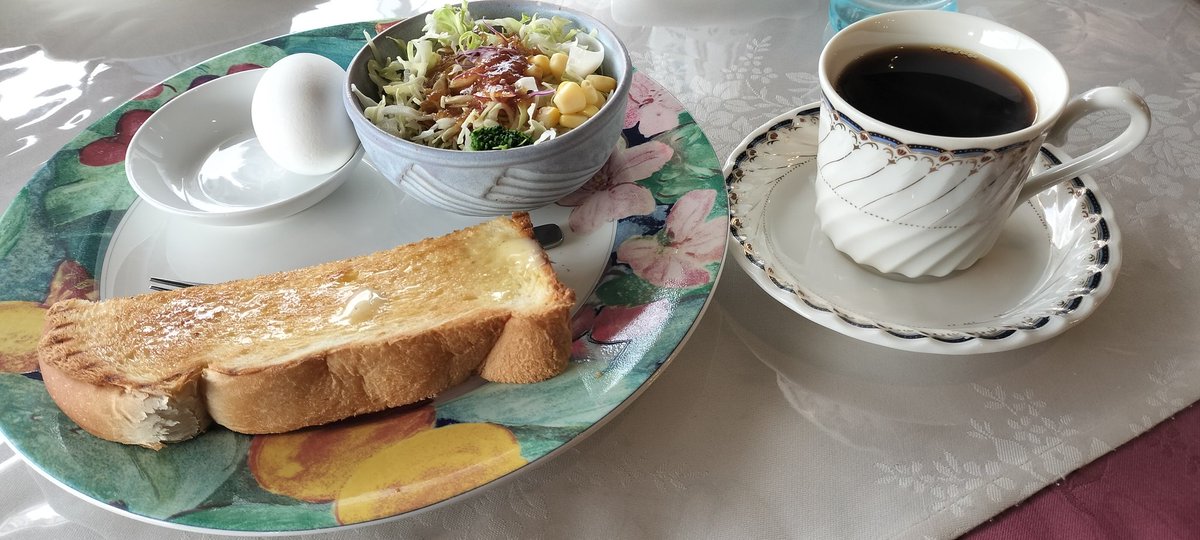 今日は実家付近でモーニング☕
都会とは違う、
普通の喫茶店の雰囲気。

当然、若者はいない😳