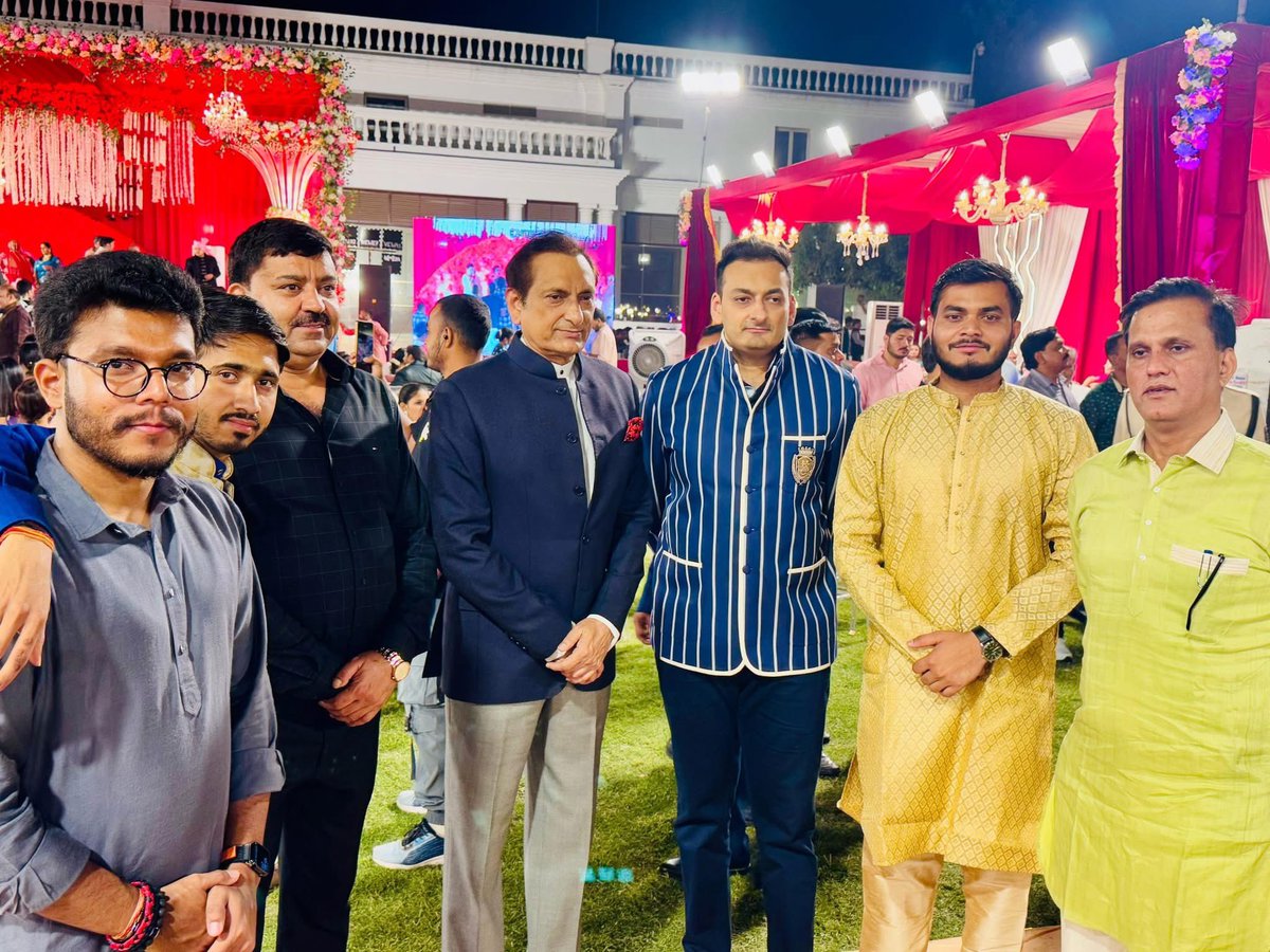 29 अप्रैल को वाराणसी स्थित ताज होटल में आयोजित मेरी छोटी बहन के विवाह समारोह में पूर्व लोकसभा सांसद आदरणीय महबूब अली कैसर जी व उनके सुपुत्र सिमरी बख्तियारपुर से आरजेडी के माननीय विधायक श्री युसुफ सलाहुद्दिन जी का आने के लिए हृदय से आभार।

आपकी गरिमामयी उपस्थिति ने समारोह को विशेष