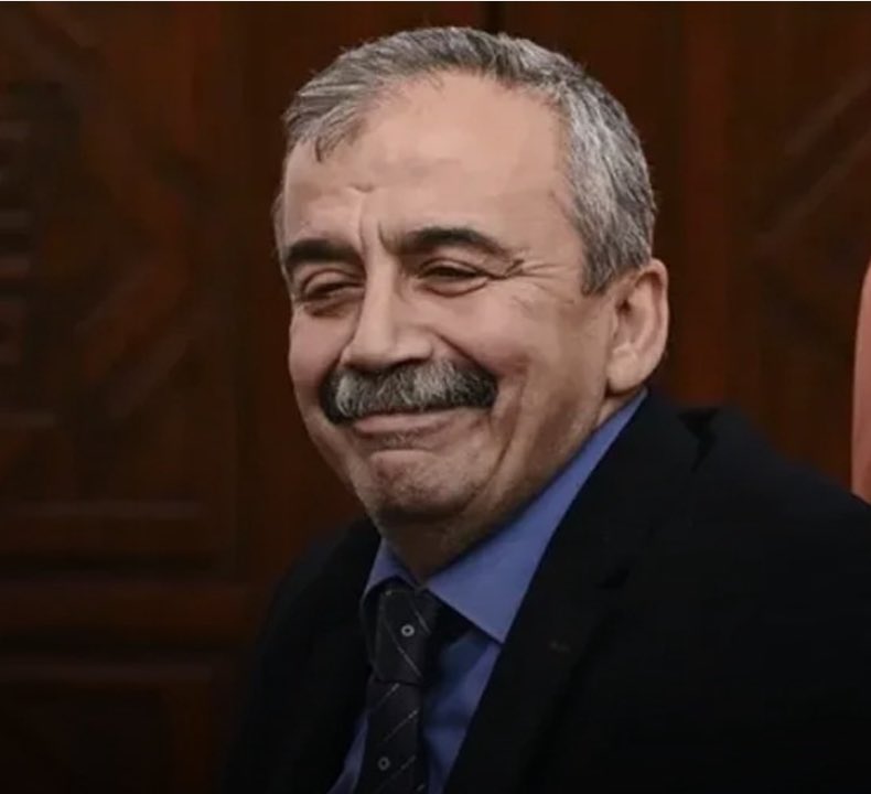 Sanatında nasıl, insancıl, barışçıl, güzelliklerden ve iyiden yana ise, siyasi hayatına da aynısını yansıttı, dost oldu , iyi oldu, iyiliği savundu. Çok özgün bir kişilik idi. Bir nesil duruş sahibi olmayı ondan öğrendi.
Sırrı Süreyya Önder…
Yeri dolmaz. Büyük kayıp.
Hepimiz ona