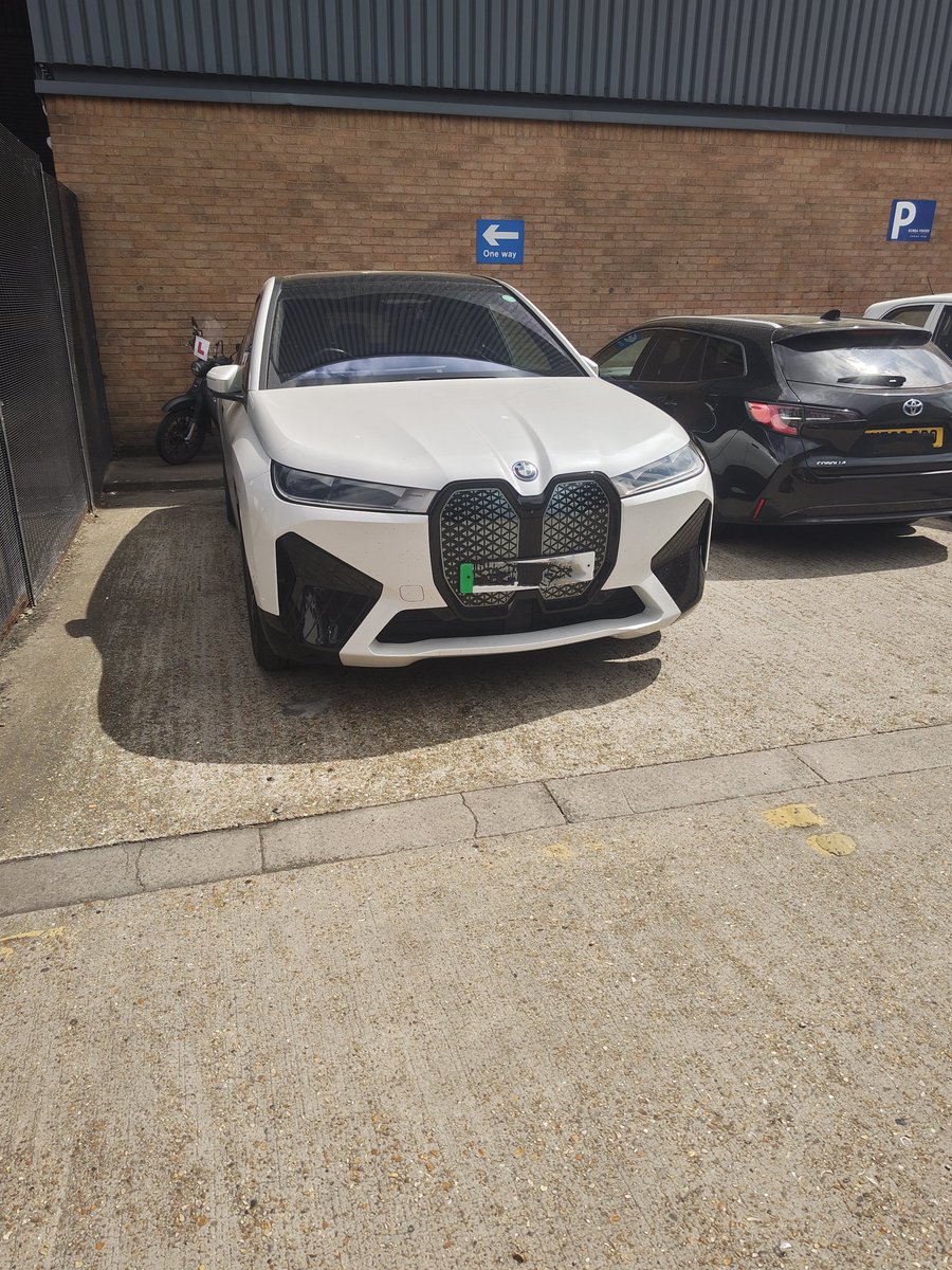 【BMWのキドニーグリル問題】
スーパーで10分買い物して駐車場に帰ってきただけでこんなに肥大化するの？！

このまま行くと新型BMWはキドニーグリルで一家団らんできる。
「週末はグリル囲んでバーベキュー！」
ってディーラーで言われる日も近いのではw
#BMW #キドニーグリル