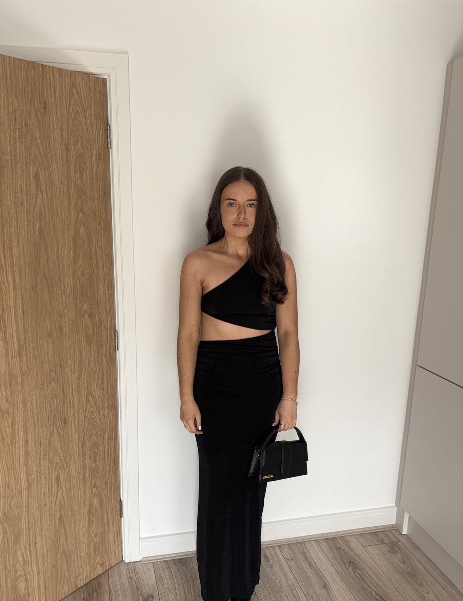 cathrynwinstone's tweet photo. 🥂🖤 https://t.co/x88OnbwILX