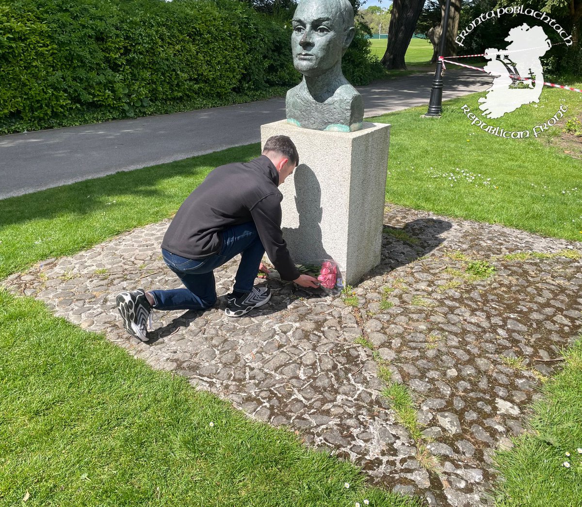 frontapoblacht's tweet image. Members of Fronta Poblachta laid flowers at Pearse’s statue in St. Enda’s to commemorate the beginning of the 1916 executions.
Cuimhin linn ár dtírghrá le bród