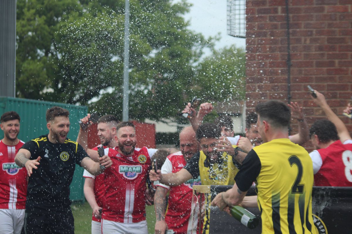 witneshamwasps's tweet image. Photos of today’s game and trophy lift are now live on FB at facebook.com/media/set/?set… 🏆🐝