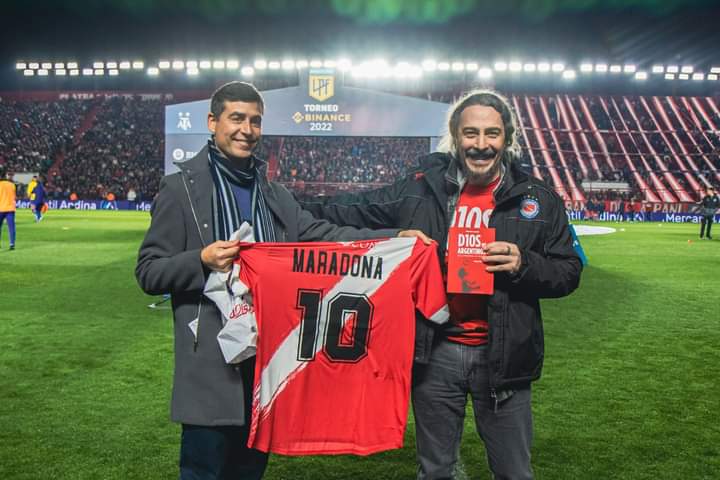 #AAAJ
Por 2da vez en mi vida <a href="/AAAJoficial/">Argentinos Juniors</a> me entrega una distinción en la cancha
El 19/7/22 fue x el libro #D10sesargentinos
Ganó el 🐞 2-0 a Boca
Ayer fue x el nuevo libro 4-3 El Día de la Victoria d <a href="/AAAJcampeon2010/">AAAJ2010</a> junto a <a href="/Santonovich/">Santito</a>
Goleada 4-0 al pincha
Gracias eternas