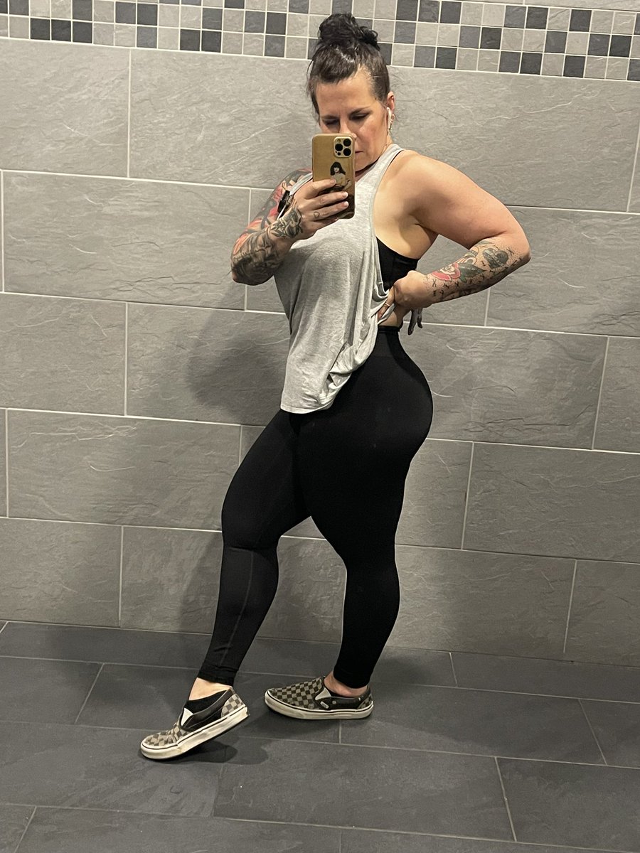 Holy Elle tweet media