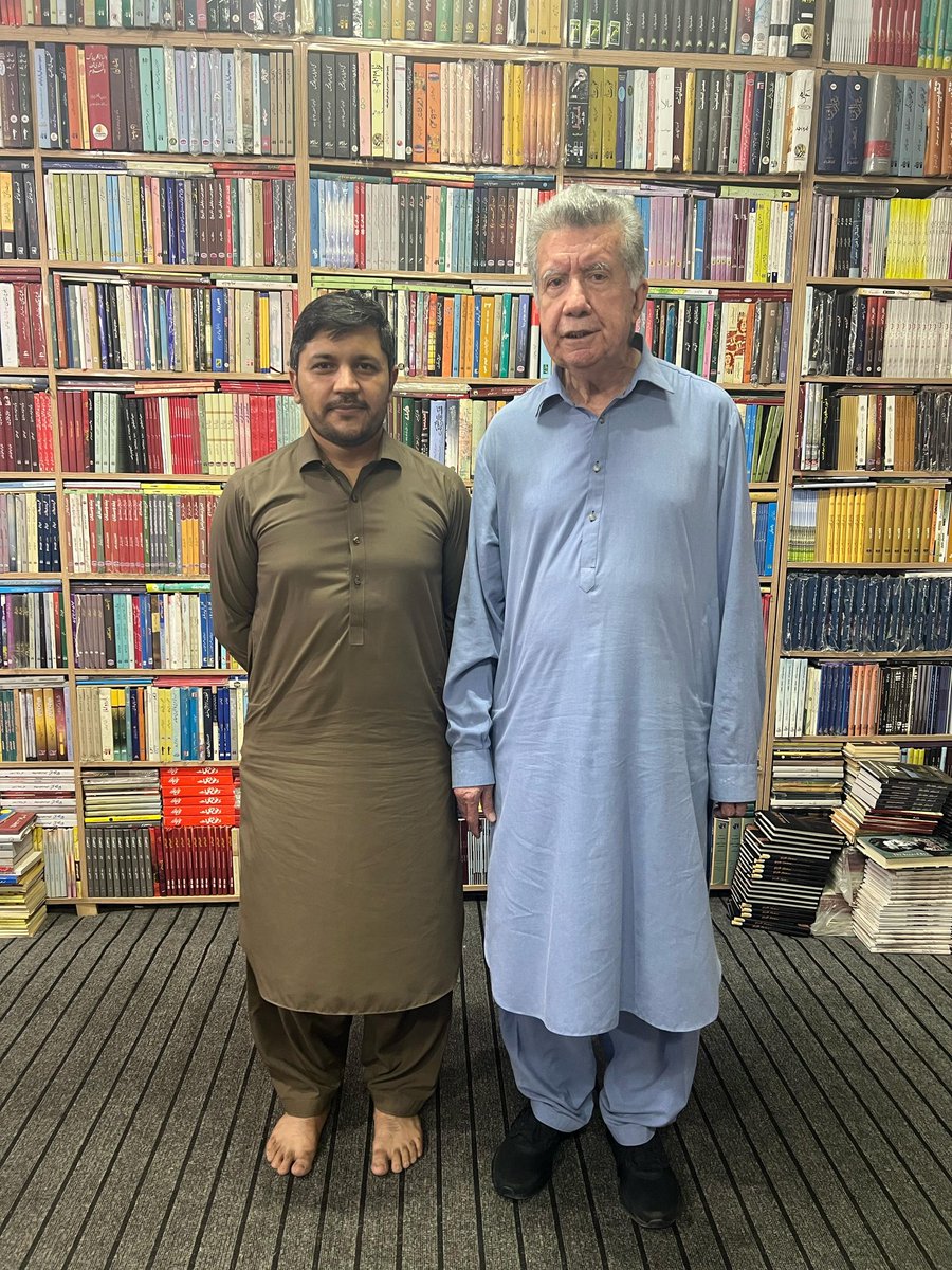 ښاغلی افراسياب خټک صيب په کتاب کور پيښور کي .
<a href="/a_siab/">Afrasiab Khattak</a>