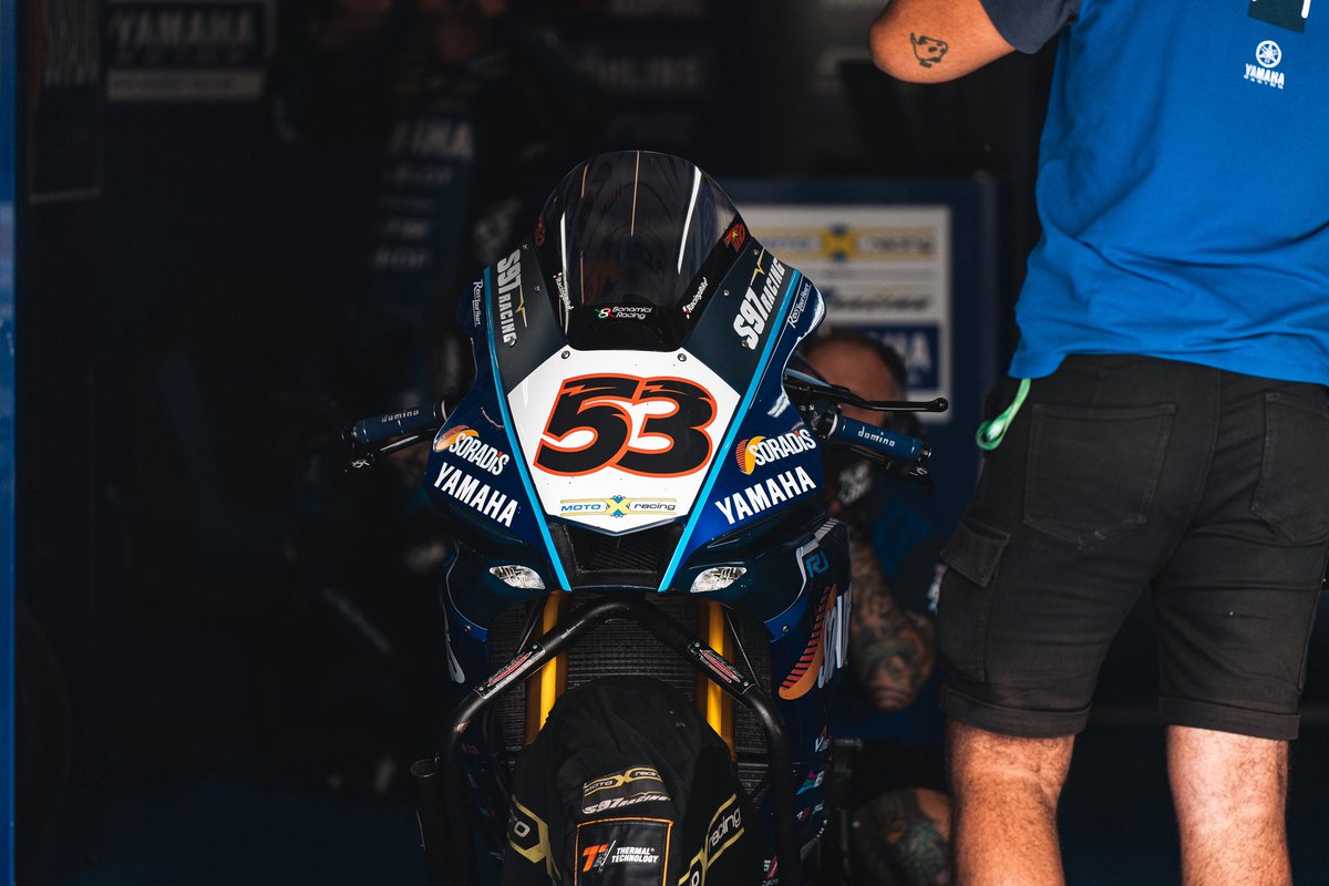 Un problema técnico durante la vuelta de reconocimiento me obligó a salir último en la parrilla. Intentamos solucionarlo justo antes de que se apagara el semáforo, pero tras media vuelta en pista tuve que detenerme.
Una lástima… pero life is life. 🧘‍♂️