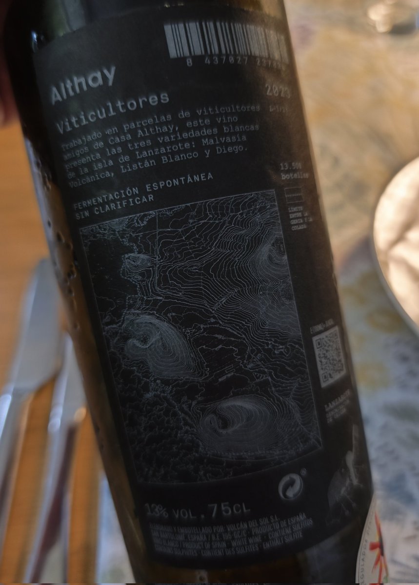 This evening with a chicken and vegetable bake we had a Lanzarote white blend that failed to satisfy.
Why some new wineries are forgetting how wonderful Malvasia volcanico on its own, is such a succulent wine, is a mystery to us!
It's still a good sip