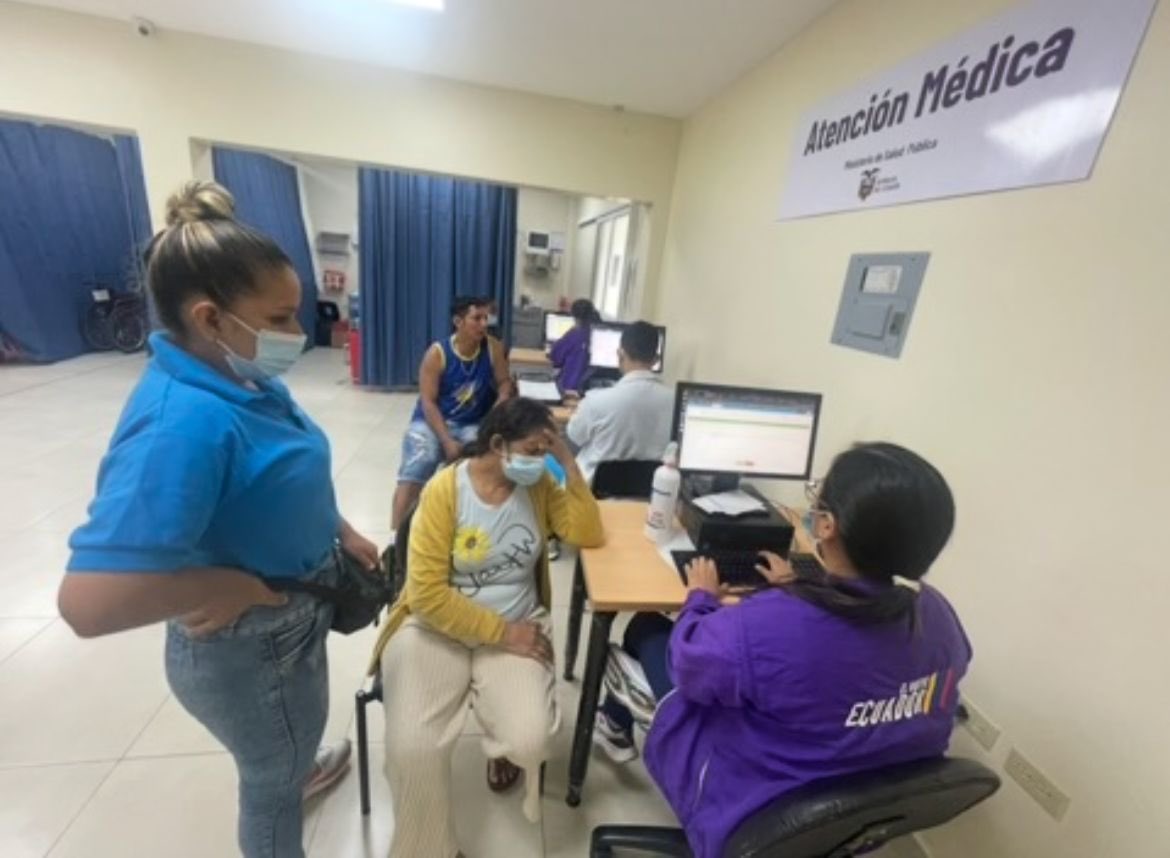 Salud_Guayas's tweet photo. Nuestros servicios de 2️⃣4️⃣ ⏰ se mantienen activos en el #HospitalMarianaDeJesús🏥

Garantizando atención oportuna a los pacientes en áreas como emergencia, farmacia 💊y hospitalización.

#ElNuevoEcuador https://t.co/34uthhTmvU