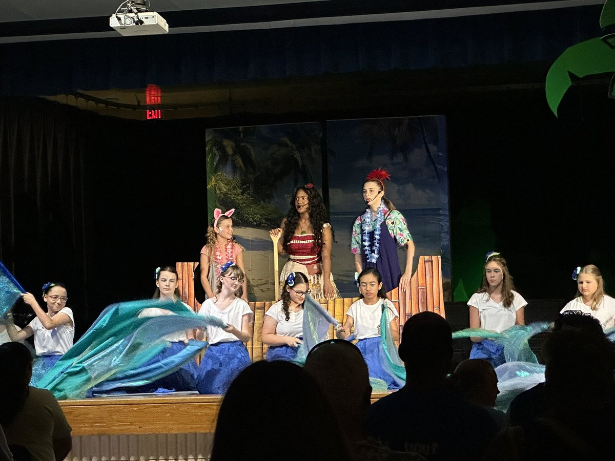 oms_bulldogs's tweet photo. Moana, Jr. is a hit! 🌊🦀🌅You have one more chance to come check it out tonight at 6pm! Break a leg Bulldogs! 🐾 https://t.co/wWiiFPmI1X