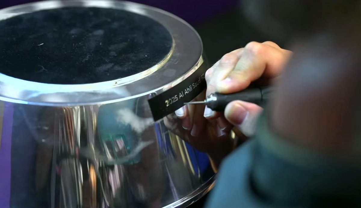 #ملوك_اسيا زفوا الاهلي عريس .. زفوا الاهلي عريس .. 
وانحتوا اسم المجد على كؤوس الذهب .. 
له في زمان المجد صولات وجولات .. شرق وغرب
وان حضر مالغيره حيلة ..
💚💚