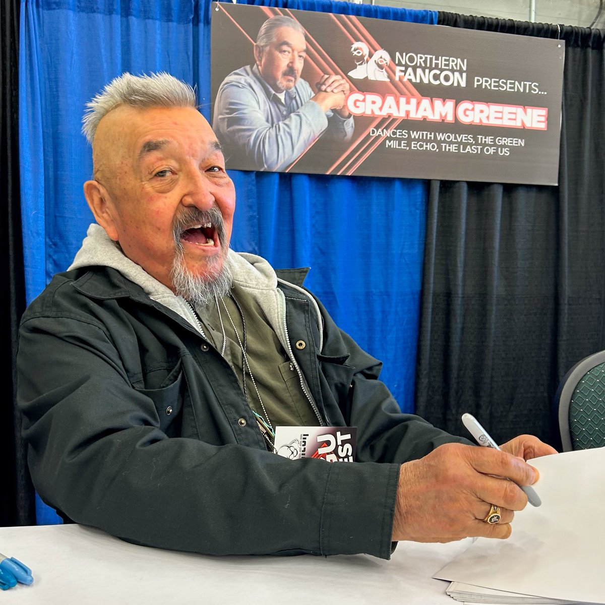 A true legend has arrived! Canadian icon Graham Greene is at Northern FanCon!
From Dances with Wolves to The Last of Us, his powerful presence has shaped film and TV for decades. Don’t miss your chance to meet this national treasure in person!
#NorthernFanCon #FanCon2025