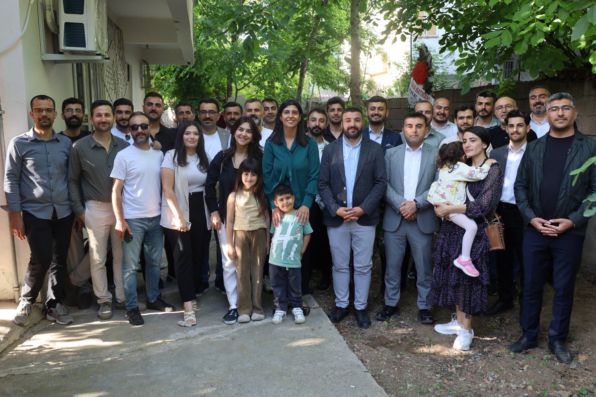 AvAkifAkin's tweet photo. Zor zamanlarda hakikatin sesi olanların yoluna ışık, yüreğine güç diliyorum.
Emeği geçen herkesi sevgiyle selamlıyorum. Yeni dernek binamız hayırlı olsun.  @ohdbatman iyi ki var! https://t.co/Ma4G9jkICA
