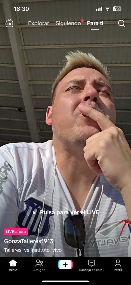 se ponía a hacer live en tiktok el tipo!!!