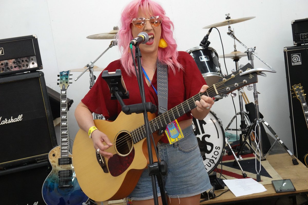 RocknRoller2019's tweet image. Saw some great artists at #LoopFest in Shrewsbury. Gemima from Riot Grrrl band Boom Boom Womb is playing 40 venues as part of the festival to raise money for Arty Party x