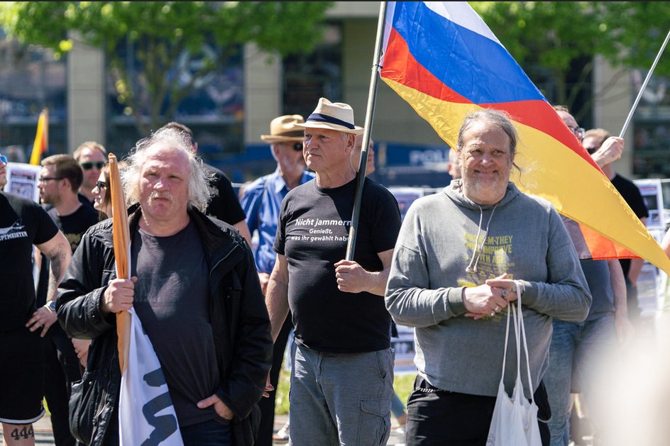 Ostthüringer Divan /// 🖤🇺🇦 (@ostdivan) on Twitter photo Wie erwartet befanden sich unter den Teilnehmern der neonazistischen Demo #G0105 zahlreiche lokale AfD-Politiker. In Ostthüringen arbeiten "Heimat" und AfD Hand in Hand. Ihr habt weitere AfD-Politiker gesehen? Dann gerne ergänzen.
1. Dr. Wolfgang Lauerwald MdL (Foto <a href="/foto_kemp/">Marco Kemp</a>) Wie erwartet befanden sich unter den Teilnehmern der neonazistischen Demo #G0105 zahlreiche lokale AfD-Politiker. In Ostthüringen arbeiten "Heimat" und AfD Hand in Hand. Ihr habt weitere AfD-Politiker gesehen? Dann gerne ergänzen.
1. Dr. Wolfgang Lauerwald MdL (Foto <a href="/foto_kemp/">Marco Kemp</a>)