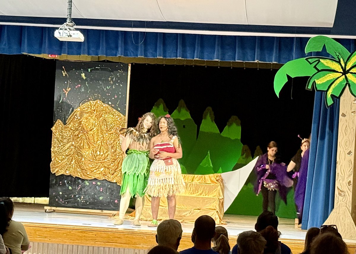 nspencer132's tweet photo. Great job, amazing show, the cast and crew @oms_bulldogs did an excellent job! https://t.co/FQ6VpP2EmB