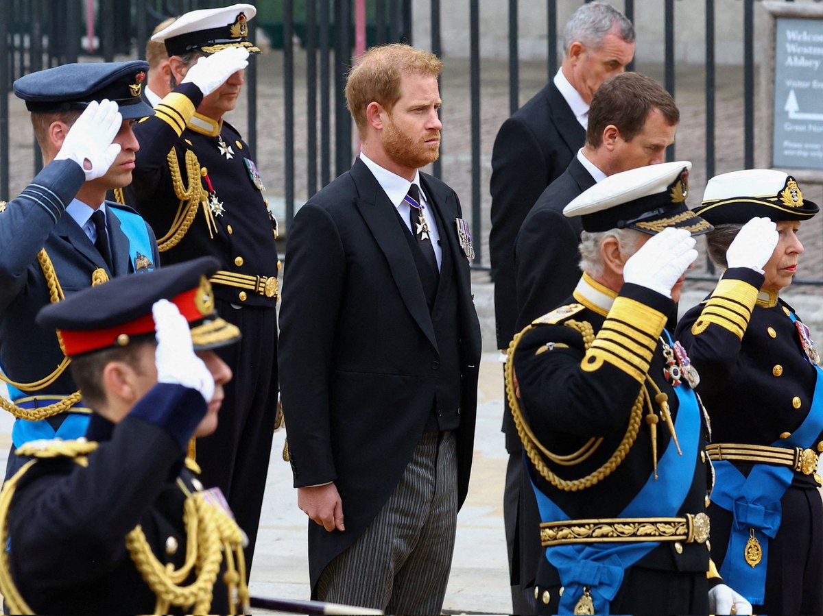 SANondi2022's tweet photo. For me, this was the moment I realised how toxic #thafamily is. Denying Prince Harry his military uniform to bid farewell to his grandmother #GoodKingHarry may God be with you and your new family. You tried soldier 🪖 and we pray for your safety 🙏🏾.💗💗 https://t.co/sCOdsKMbdW