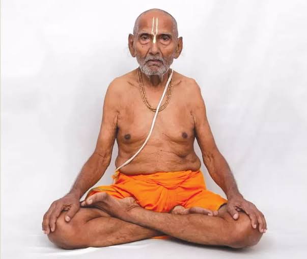 NARESH JANGID ЁЯЗоЁЯЗ│ (@flutist_naresh) on Twitter photo рдХрд╛рд╢реА рдХреЗ 129 рд╡рд░реНрд╖реАрдп рдпреЛрдЧ рдЧреБрд░реБ рдкрджреНрдорд╢реНрд░реА рд╢рд┐рд╡рд╛рдирдВрдж рдЬреА рдХреЗ рдирд┐рдзрди рдХреА рдЦрдмрд░ рд╕реБрдирдХрд░ рдмрд╣реБрдд рджреБрдЦ рд╣реБрдЖред рдЖрдк рдпреЛрдЧ рд╕рд╛рдзрдирд╛ рдореЗрдВ рдирд┐рдкреБрдг рдереЗ рддрдерд╛ рдЕрдиреНрди рдХрд╛ рддреНрдпрд╛рдЧ рдХрд░рдХреЗ рдЖрдЬреАрд╡рди рдлрд▓рд╛рд╣рд╛рд░ рдЧреНрд░рд╣рдг рдХрд┐рдПред
рдЖрдк рдЬреИрд╕реЗ рд╕рд┐рджреНрдз рдорд╣рд╛рдкреБрд░реБрд╖ рдмрд╣реБрдд рдХрдо рд╣реА рд╣реЛрддреЗ рд╣реИрдВред
рдЖрдкрдХреЛ рдирдорди рдХрд░рддреЗ рд╣реБрдП рднрдЧрд╡рд╛рди рд╕реЗ рдЖрдкрдХреА рдЖрддреНрдорд╛ рдХреЗ рдореЛрдХреНрд╖ рдкреНрд░рд╛рдкреНрддрд┐ рдХреА рдХрд╛рдордирд╛ рдХрд░рддреЗ рд╣реИрдВред рдХрд╛рд╢реА рдХреЗ 129 рд╡рд░реНрд╖реАрдп рдпреЛрдЧ рдЧреБрд░реБ рдкрджреНрдорд╢реНрд░реА рд╢рд┐рд╡рд╛рдирдВрдж рдЬреА рдХреЗ рдирд┐рдзрди рдХреА рдЦрдмрд░ рд╕реБрдирдХрд░ рдмрд╣реБрдд рджреБрдЦ рд╣реБрдЖред рдЖрдк рдпреЛрдЧ рд╕рд╛рдзрдирд╛ рдореЗрдВ рдирд┐рдкреБрдг рдереЗ рддрдерд╛ рдЕрдиреНрди рдХрд╛ рддреНрдпрд╛рдЧ рдХрд░рдХреЗ рдЖрдЬреАрд╡рди рдлрд▓рд╛рд╣рд╛рд░ рдЧреНрд░рд╣рдг рдХрд┐рдПред
рдЖрдк рдЬреИрд╕реЗ рд╕рд┐рджреНрдз рдорд╣рд╛рдкреБрд░реБрд╖ рдмрд╣реБрдд рдХрдо рд╣реА рд╣реЛрддреЗ рд╣реИрдВред
рдЖрдкрдХреЛ рдирдорди рдХрд░рддреЗ рд╣реБрдП рднрдЧрд╡рд╛рди рд╕реЗ рдЖрдкрдХреА рдЖрддреНрдорд╛ рдХреЗ рдореЛрдХреНрд╖ рдкреНрд░рд╛рдкреНрддрд┐ рдХреА рдХрд╛рдордирд╛ рдХрд░рддреЗ рд╣реИрдВред