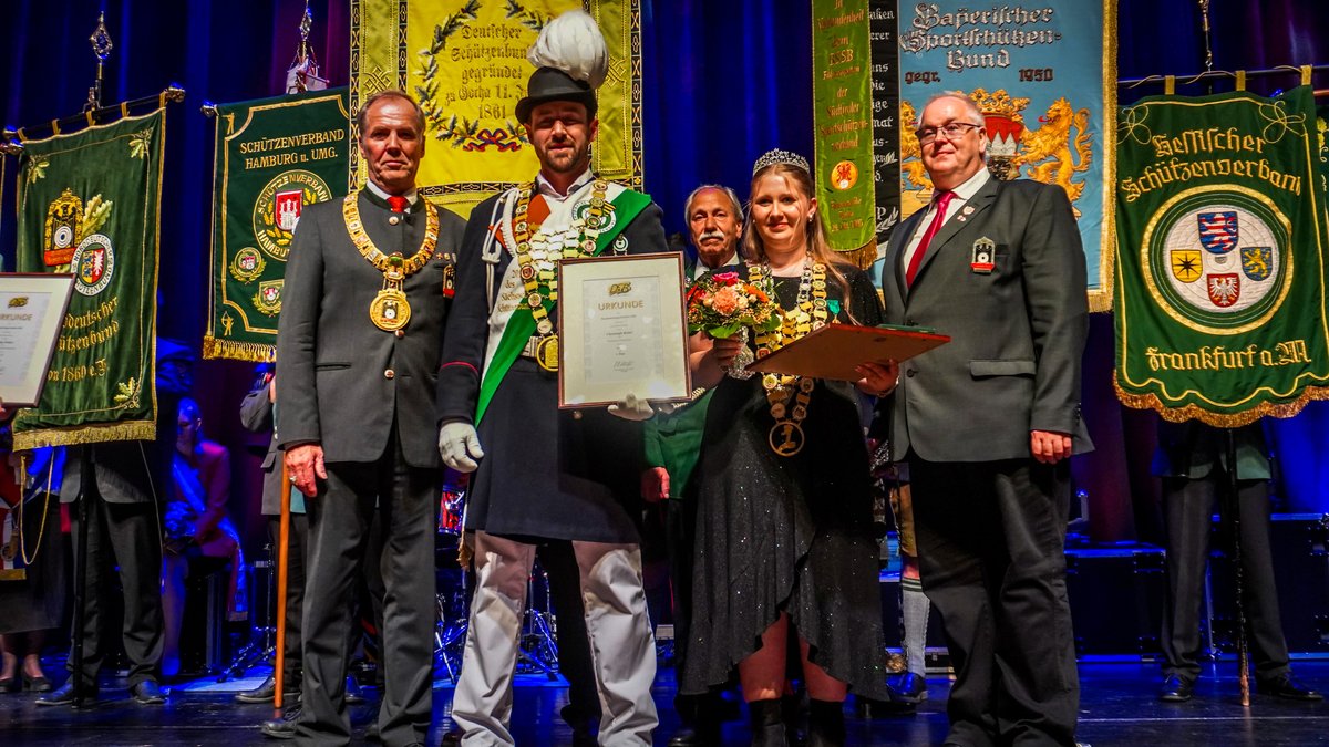 Höhepunkt des Traditionswesens im Deutschen Schützenbund ist das Bundeskönigsschießen. Christoph Ritter aus Sachsen heißt der neue Bundesschützenkönig, Anika Höflich aus Westfalen ist die neue Bundesjugendschützenkönigin. Wie es lief 👉tinyurl.com/9chwuxr9