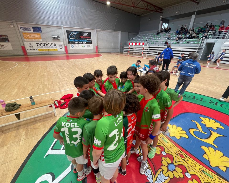 CB_ChapelaWeb's tweet image. Xornada dos benxamíns fronte o Cangas. 
Mañán moi intensa e divertida pra tódolos rapaces e rapazas que estiveron no noso pavillón.
#imoschapela #vermelloeverde