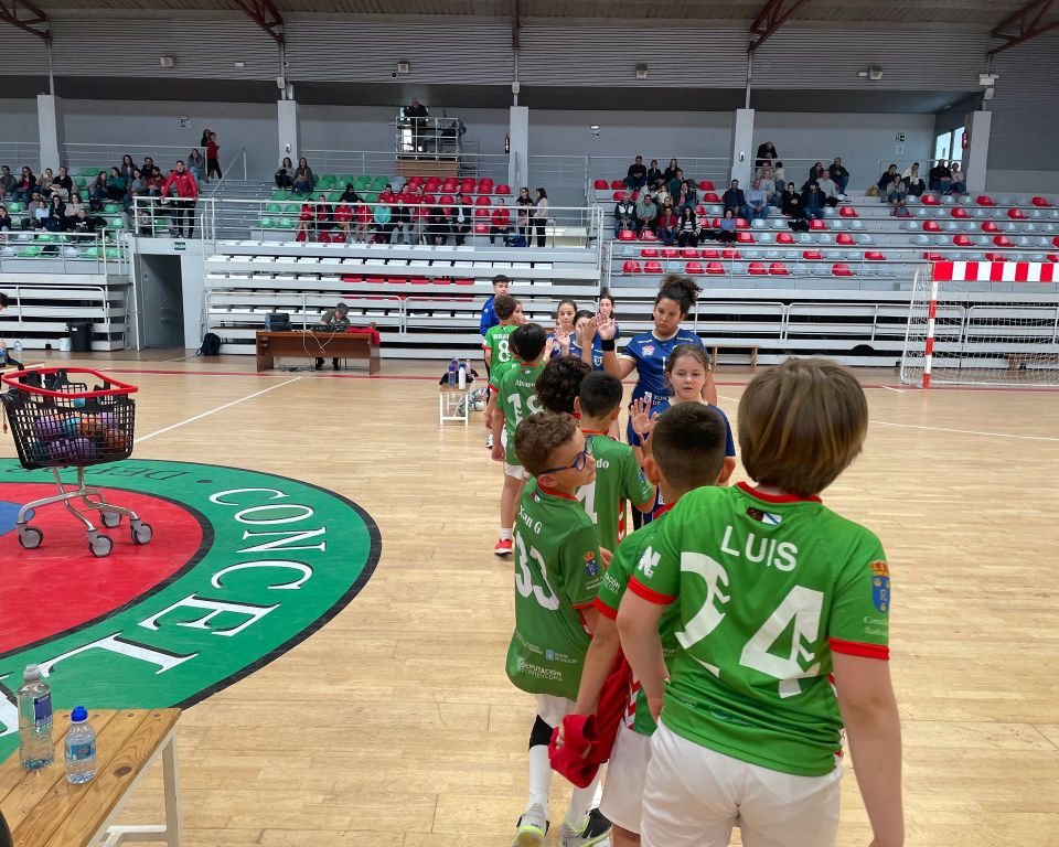 CB_ChapelaWeb's tweet image. Xornada dos benxamíns fronte o Cangas. 
Mañán moi intensa e divertida pra tódolos rapaces e rapazas que estiveron no noso pavillón.
#imoschapela #vermelloeverde