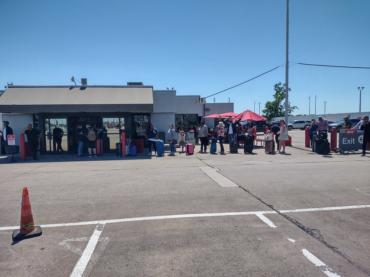 ckunta's tweet photo. @Budget Waiting for an hour for @budget car rental company counter in Dallas Love Airport , and the employee told us they are going to close down since the company doesn't approve overtime. We moved to the offsite lot, and it's a long line here with no car in the parking lot . https://t.co/uivFeSD3NI