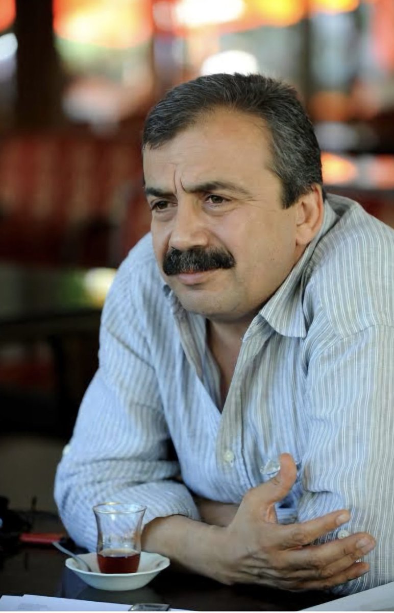 Önünde duran bir bardak çay. Ne diyordu üstad Çay koy keçeli yeniden başlıyoruz. 
Sırrı abi Şimdi nasıl yeniden başlıyıcaz hele bir gelde anlat. 
Tamda yeniden başlayacakken. 
Hoşçakal iki gözüm. Mekanın cennet olsun. 
#SırrıSüreyyaÖnder