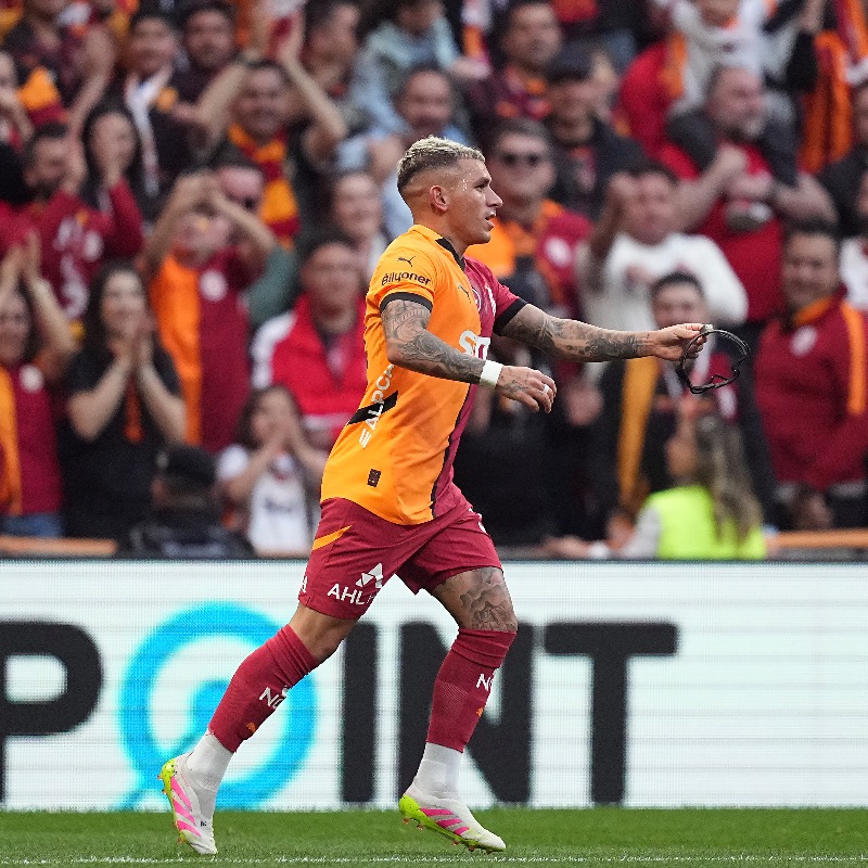GalatasaraySK's tweet photo. Oyuncularımızdan Lucas Torreira, Victor Osimhen ve Barış Alper Yılmaz ile teknik direktörümüz Okan Buruk'un karşılaşma sonrasında yaptığı açıklamalar. #GSvSVS 👇