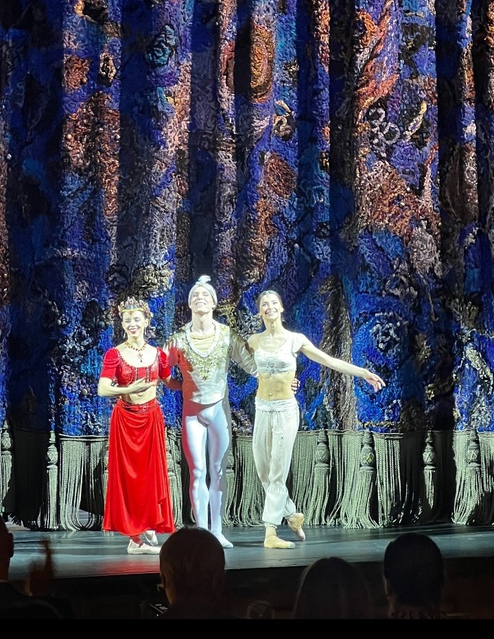 Анастасия Лименько (Гамзатти), Иннокентий Юлдашев (Солор) и Оксана Кардаш (Никия) по окончании сегодняшнего представления балета Минкуса «Баядерка» в постановке Натальи Макаровой на сцене Музыкального театра.