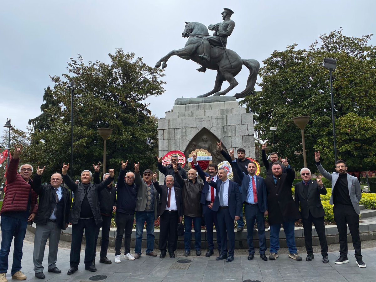 Zafer Partisi Atakum İlçe Başkanlığı (@atakumzaferp) on Twitter photo Zafer Partisi Samsun olarak 3 Mayıs Türkçüler Günü sebebiyle Onur Anıtı’nda yerimizi aldık, çelengimizi takdim ettik.
Türklük şuurunu yaşatmak ve büyük Türk milletine olan bağlılığımızı göstermek adına bu kutlu günü gururla andık.
<a href="/seyfeliburakav/">Av. Burak Seyfeli</a> Zafer Partisi Samsun olarak 3 Mayıs Türkçüler Günü sebebiyle Onur Anıtı’nda yerimizi aldık, çelengimizi takdim ettik.
Türklük şuurunu yaşatmak ve büyük Türk milletine olan bağlılığımızı göstermek adına bu kutlu günü gururla andık.
<a href="/seyfeliburakav/">Av. Burak Seyfeli</a>