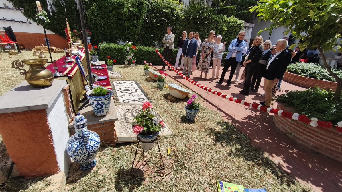 🌹 El Día de la Cruz nos deja estos momentos que nos permiten vivir nuestras tradiciones juntos , gracias a todos los que lo hacéis posible

#DiaDeLaCruz2025
#Granada2031🗝️