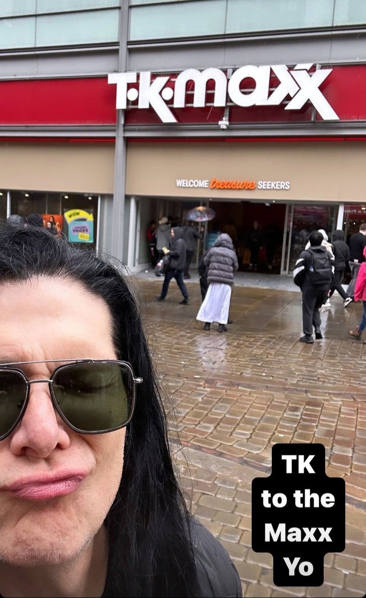 SoCal_MusicFan's tweet image. Another great shot of TK and TK! From The River Is Rising-Rest of the World tour stop in England 🇬🇧
#ToddKerns #offstage #UK