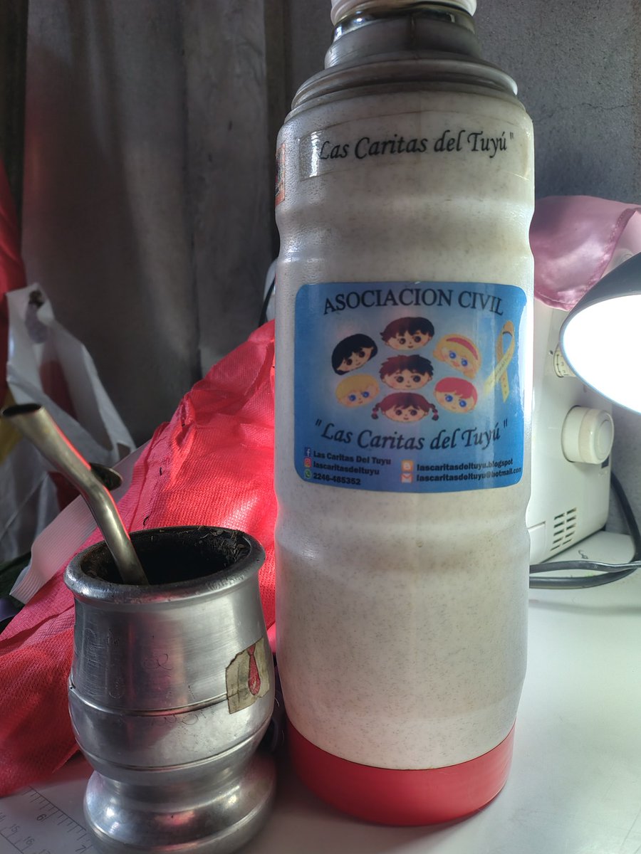 LasCaritasDTuyu's tweet photo. Tarde de Sábado disfrutando en compañía inflable del mate🧉 seguimos con la costura, terminamos de poner a punto del disfraces de payaso 🤡 ahora le toca a los de papá Noel, y si Papá Noel nos trajo sus trajes para que se los reforcemos jaja, buen finde 😘☺️ https://t.co/ZOSq5RGRSG