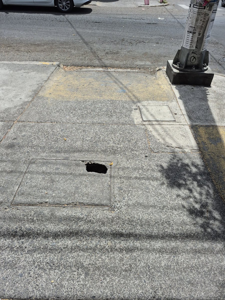 Hugo_Torres_Qro's tweet photo. @cea_qro  más de medio año la tapa dañada, ya se han lesionado algunas personas adultas al tropezar en el agujero. Tapa de drenaje en la esquina de la calle 27 y avenida 6 en Lomas de Casa Blanca. https://t.co/kEpHstdwCk